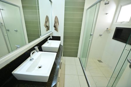 Casa de condomínio para alugar com 230m², 4 quartos e 4 vagasBanheiro da Suíte 3