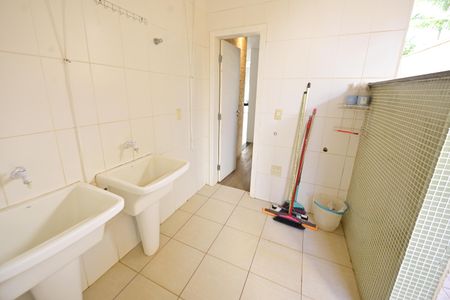 Casa de condomínio para alugar com 230m², 4 quartos e 4 vagasÁrea de Serviço