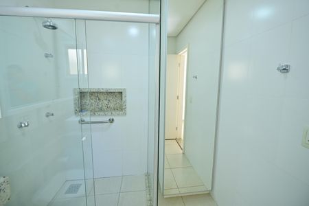 Casa de condomínio para alugar com 230m², 4 quartos e 4 vagasBanheiro da Suíte 2