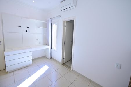 Casa de condomínio para alugar com 230m², 4 quartos e 4 vagasSuíte 2