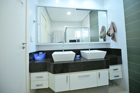 Casa de condomínio para alugar com 230m², 4 quartos e 4 vagasBanheiro da Suíte 3