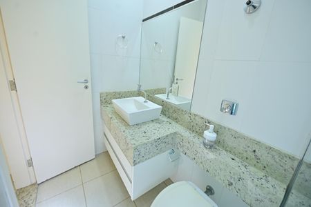 Casa de condomínio para alugar com 230m², 4 quartos e 4 vagasBanheiro da Suíte 1