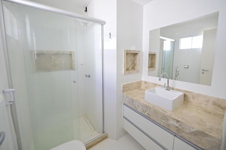 Casa de condomínio para alugar com 230m², 4 quartos e 4 vagasBanheiro Social