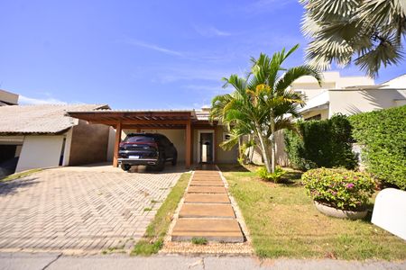 Casa de condomínio para alugar com 230m², 4 quartos e 4 vagasFachada