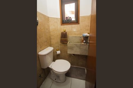 Casa de condomínio à venda com 150m², 3 quartos e 2 vagasLavabo