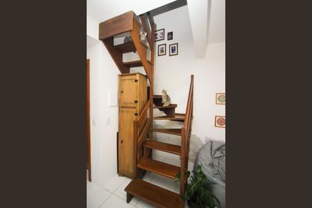 Casa de condomínio à venda com 150m², 3 quartos e 2 vagasEscada