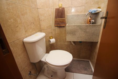 Casa de condomínio à venda com 150m², 3 quartos e 2 vagasLavabo