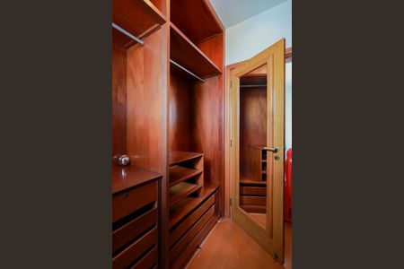 Apartamento à venda com 265m², 3 quartos e 3 vagasCloset da suíte 1