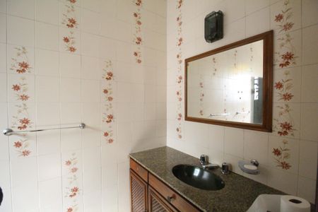 Casa de condomínio à venda com 383m², 5 quartos e 2 vagasBanheiro social