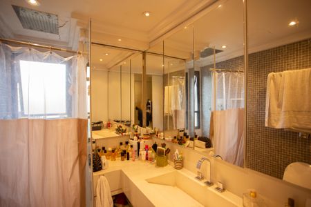 Apartamento à venda com 190m², 4 quartos e 2 vagas Apartamento à venda com 190m², 4 quartos e 2 vagasBanheiro da Suíte