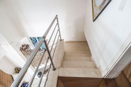 Casa de condomínio à venda com 620m², 5 quartos e 6 vagasEscada