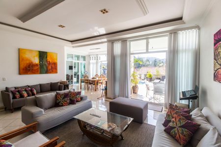 Casa de condomínio à venda com 620m², 5 quartos e 6 vagasSala