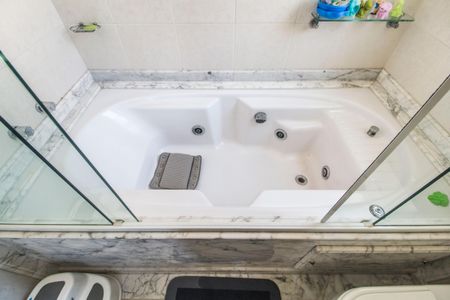 Casa de condomínio à venda com 620m², 5 quartos e 6 vagasBanheiro da Suíte 2