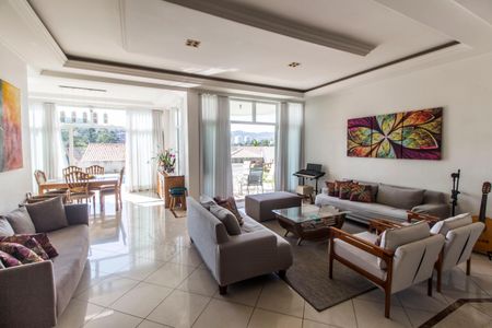 Sala de casa de condomínio para alugar com 5 quartos, 620m² em Residencial Quatro (alphaville), Santana de Parnaíba