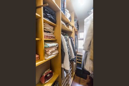 Casa de condomínio à venda com 620m², 5 quartos e 6 vagasCloset da suíte 2