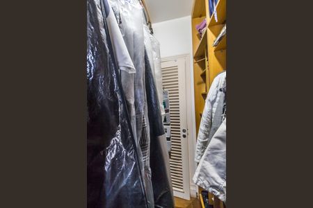 Casa de condomínio à venda com 620m², 5 quartos e 6 vagasCloset da suíte 2