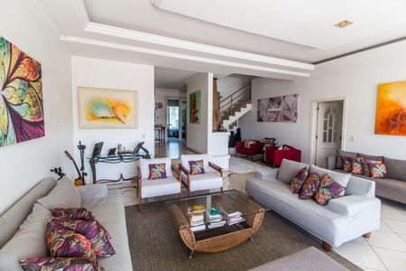 Casa de condomínio à venda com 620m², 5 quartos e 6 vagasSala