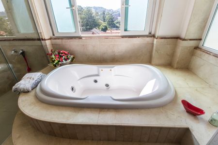 Casa de condomínio à venda com 620m², 5 quartos e 6 vagasBanheiro da Suíte 1