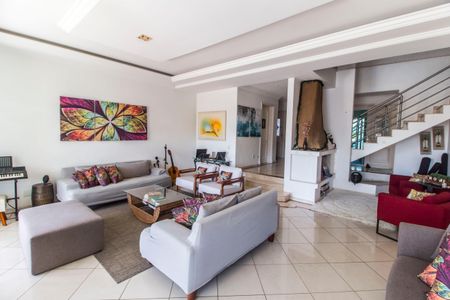 Casa de condomínio à venda com 620m², 5 quartos e 6 vagasSala