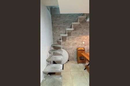 Casa à venda com 200m², 2 quartos e sem vagaEscada