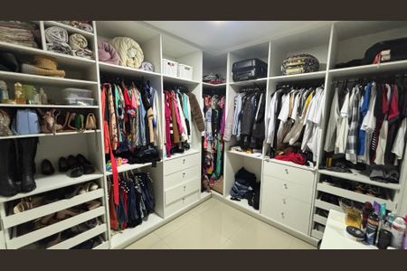 Casa à venda com 200m², 2 quartos e sem vagaSuíte 1 Closet