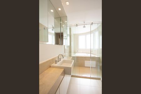 Apartamento à venda com 456m², 4 quartos e 5 vagas Apartamento à venda com 456m², 4 quartos e 5 vagasBanheiro da Suíte 4