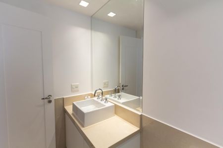 Apartamento à venda com 456m², 4 quartos e 5 vagas Apartamento à venda com 456m², 4 quartos e 5 vagasBanheiro da Suíte 1
