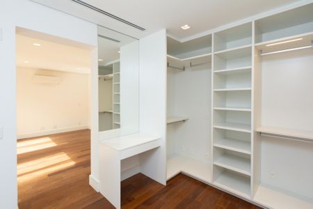 Apartamento à venda com 456m², 4 quartos e 5 vagas Apartamento à venda com 456m², 4 quartos e 5 vagasSuíte 1