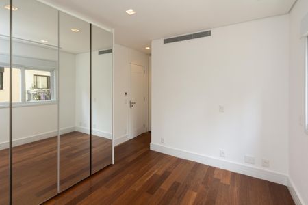 Apartamento à venda com 456m², 4 quartos e 5 vagas Apartamento à venda com 456m², 4 quartos e 5 vagasSuíte 3