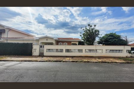 Casa à venda com 350m², 5 quartos e 4 vagasFachada