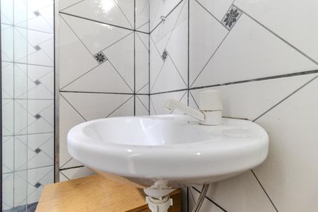 Banheiro de kitnet/studio para alugar com 1 quarto, 23m² em República, São Paulo