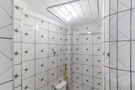 Banheiro de kitnet/studio para alugar com 1 quarto, 23m² em República, São Paulo