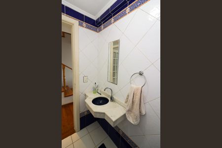 Casa de condomínio à venda com 222m², 3 quartos e 4 vagasLavabo