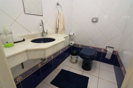 Casa de condomínio à venda com 222m², 3 quartos e 4 vagasLavabo