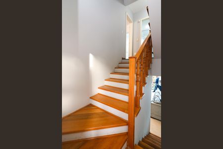 Casa de condomínio à venda com 222m², 3 quartos e 4 vagasEscada