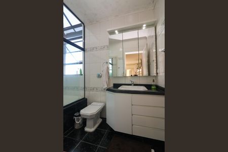 Casa de condomínio à venda com 222m², 3 quartos e 4 vagasBanheiro da Suíte