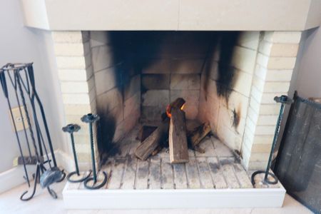 Casa de condomínio à venda com 222m², 3 quartos e 4 vagasDetalhe da sala - Lareira