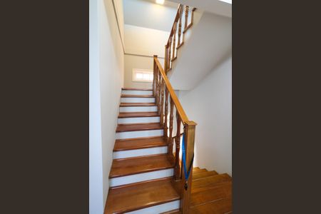 Casa de condomínio à venda com 222m², 3 quartos e 4 vagasEscada