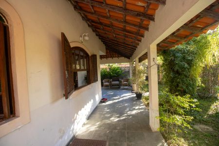 Casa de condomínio à venda com 600m², 4 quartos e 2 vagasLateral