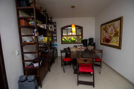 Casa de condomínio à venda com 600m², 4 quartos e 2 vagasSala