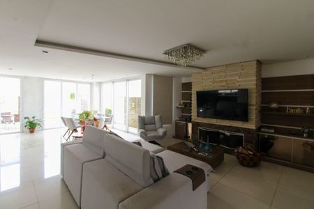 Casa à venda com 320m², 4 quartos e 4 vagas Casa à venda com 320m², 4 quartos e 4 vagasSala