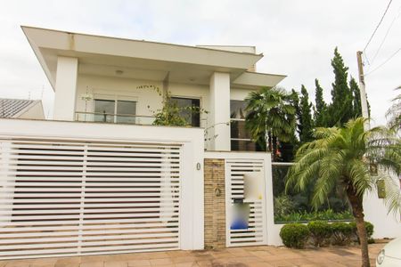 Casa à venda com 320m², 4 quartos e 4 vagas Casa à venda com 320m², 4 quartos e 4 vagasFachada