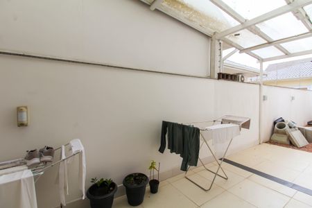 Casa à venda com 320m², 4 quartos e 4 vagas Casa à venda com 320m², 4 quartos e 4 vagasÁrea externa