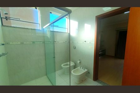 Casa de condomínio para alugar com 265m², 3 quartos e 4 vagasBanheiro