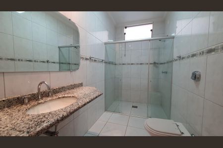 Casa de condomínio para alugar com 265m², 3 quartos e 4 vagasBanheiro