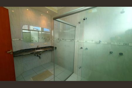 Casa de condomínio para alugar com 265m², 3 quartos e 4 vagasBanheiro