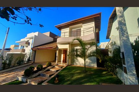 Casa de condomínio para alugar com 265m², 3 quartos e 4 vagasFachada