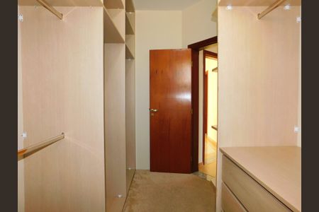 Casa de condomínio para alugar com 265m², 3 quartos e 4 vagasCloset