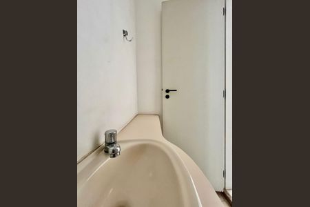 Lavabo de apartamento à venda com 1 quarto, 60m² em Cambuí, Campinas