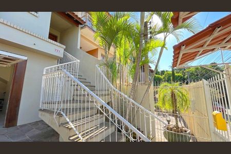 Casa para alugar com 162m², 3 quartos e 4 vagas Casa para alugar com 162m², 3 quartos e 4 vagasEscada